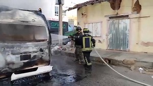 🚨Roban Urvan y le prenden fuego en pleno centro de #Acapulco https://tinyurl.com/2tf9wz3s #Violencia #Guerrero | El Sur periódico de Guerrero