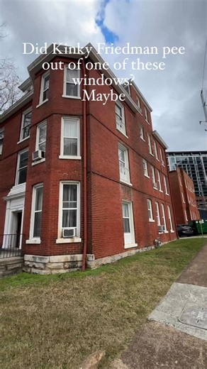 They say “write what you know,” and in his novel “The Mile High Club,” singer-author Kinky Friedman wrote about urinating out of “I Can Help” singer Billy Swan’s upper-floor apartment. Both Friedman and Swan lived at this Broadway apartment building for a while in the 1970s. #Nashville #nashvillemusic | Nashville Musical History Tour