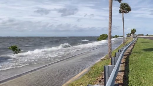 Water levels rising on Courtney Campbell Causeway in Tampa, FL #Helene We still have 6 hours until the 🌀 surge reaches the area. | Only in South Florida