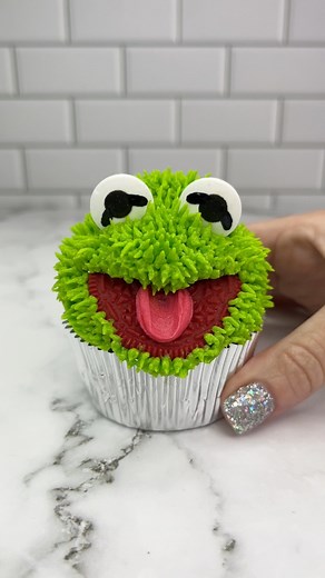 613K views · 10K reactions | Kermit Kermit the frog cupcake sandwiches I wasn’t going to post this because I don’t think he looks like Kermit 樂 maybe he’s too “shaggy” what do you think?? 﫣l used @colour.mill lime to colour my cupcake and my buttercream. l used piping tips 1M for the swirl and 233 for the fur #cupcake #kermit #kermitthefrog #sesamestreet #cakedecorating #cakedbyrach #cakeartist | Caked By Rach | Facebook