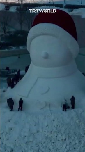 Timelapse video of building of 18-metre-tall snowman
