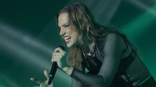 HALESTORM's LZZY HALE On Her Singing Style: 'It Sounds Like I'm Gargling Razor Blades, But I'm Not'
