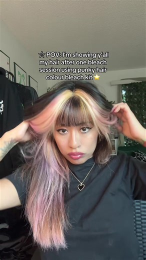 So shook by the results🤩 I had previous dye and bleached hair but it bleached my virgin roots so well! I was impressed😭 tb to the fall! - - -@punkyhaircolour ❣️ #hairdye #bleachhair #mexicancreator #chicana #blondehighlights punkyhairbleach