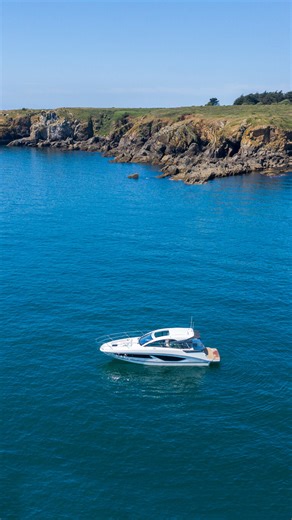 Effortless to drive, the Gran Turismo 36 is all about sensations, and promises an exhilarating experience and lively sea trips. Cover Picture - Julien Gazeau | BENETEAU