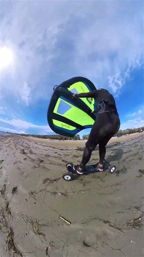 Wing-mountainboard on sand