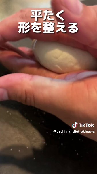 二人合わせて最大41キロ太ったやつの ダイエットアカウント↓☺️ @gachimai_diet_okinawa ⁡ 簡単ヘルシーレシピ！ おつまみモッツァレラチーズ ⁡ ・モッツァレラチーズ 1袋 ・塩 1つまみ ・片栗粉 2つまみ ・チリソース 適量 ⁡ ⁡ ①モッツァレラチーズの水気をきる。塩1つまみを両面につける。片栗粉も1つまみずつなじませる。形も平たく整える。 ⁡ ②フライパンにオリーブオイルをひき、中火でモッツァレラチーズを抑えながら焼く。両面焼き色つけてとけてきたら完成。 ⁡ ⁡ ⁡ #ダイエットレシピ #アレンジレシピ #節約#節約レシピ#ダイエット記録 #ダイエット料理#ダイエット初心者#料理初心者 #簡単レシピ#チーズダイエット#チーズレシピ#モッツァレラチーズ#モッツァレラチーズレシピ