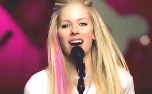 艾薇儿《Girlfriend》MV，该歌曲作为专辑中的首支单曲，于2007年2月27日通过美国广播唱片公司发布，后被收录在艾薇儿于2007年4月发行的第三张录音