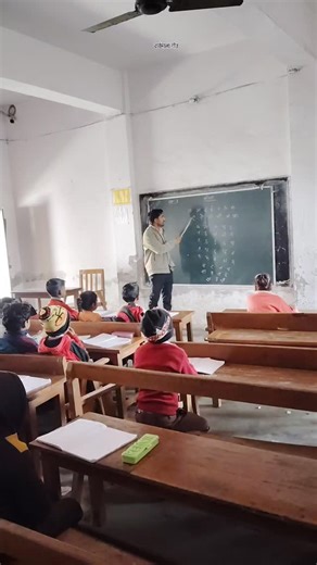 Prince Mishra on Instagram: "जब Teacher ने वर्णमाला को बना दिया गाना 🎵 | Fun Learning in Classroom by Ramu Mishra CMPIC वर्णमाला गीत CMPIC यह वीडियो एक कक्षा का है जहाँ शिक्षक बच्चों को वर्णमाला एक गीत के माध्यम से सिखा रहे हैं ताकि बच्चे आसानी से सीख सकें और पढ़ाई को मज़ेदार महसूस करें। इसका उद्देश्य केवल शिक्षा और बच्चों की सीखने की रुचि बढ़ाना है। Varnmala Geet in Classroom CMPIC by Ramu Mishra Alphabet song by Ramu Mishra 📌 Disclaimer (Important Part) यह प्रस्तुति केवल शैक्षिक उद्देश्य (Ed