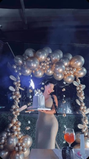 JAKELINE on Instagram: "Los cumplí muy feliz ! Gracias @muskarooftop 🥰💕🎉"