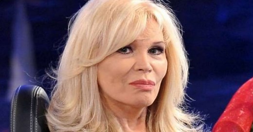 Amanda Lear era un uomo? La sua storia e la sua risposta