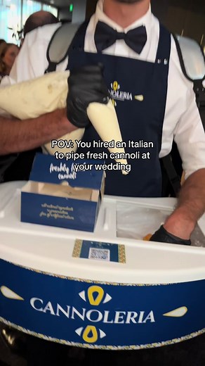 The Ultimate Wedding Food: Freshly Piped Cannoli Delight