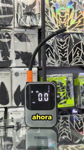 No te quedes varado… lleva la solución contigo. 🔥🚗🏍️ Con el compresor de Simoniz tienes potencia, rapidez y practicidad en un solo equipo: compacto, fácil de usar y listo para cualquier imprevisto en la vía. ⚡ Infla llantas en minutos ⚡ Conexión directa a 12V (auto o moto) ⚡ Compacto, portátil y fácil de guardar ⚡ Incluye boquillas para múltiples usos