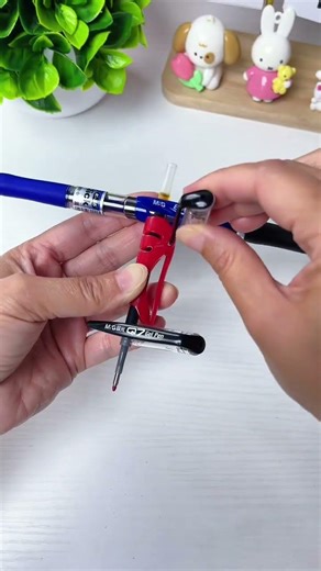 Making a handheld stabilizer out of a gel pen—so cool! #DIY #Upcycling #CreativeCrafts #Ho