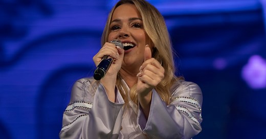 Emma Heesters terug op podium na kankerdiagnose: 'Net voordat ik op moest, begon ik te janken'