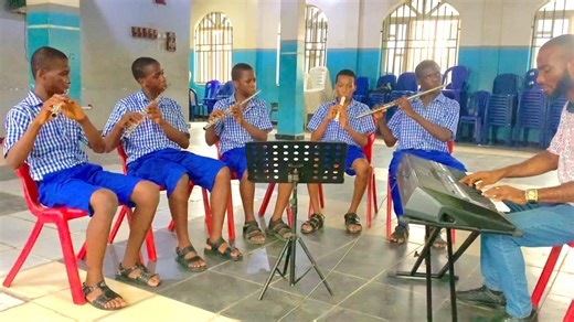 Tantum ergo (Therefor we before thee bending) A hymn in honour of the blessed sacrament. Wishing Catholics all over the world a fruitful Tridum | Fada Tochukwu