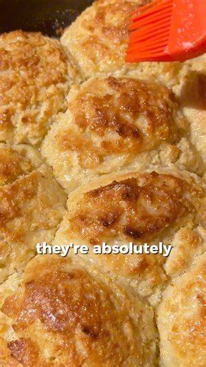 💛 Fluffy, buttery sourdough discard drop biscuits—SO easy and no rolling or cutting needed! The perfect way to use up sourdough discard and get soft, golden biscuits in under 30 minutes. 🍞✨ Recipe: 📌 Ingredients 1 ½ cup all-purpose unbleached flour 2 tsp baking powder ½ tsp baking soda ½ tsp salt 1 tsp sugar ½ cup cold cubed butter ⅔ cup sourdough discard ½ cup cold buttermilk 📌 Instructions 1️⃣ Whisk together flour, baking powder, baking soda, salt, and sugar. 2️⃣ Cut in cold, cubed butter