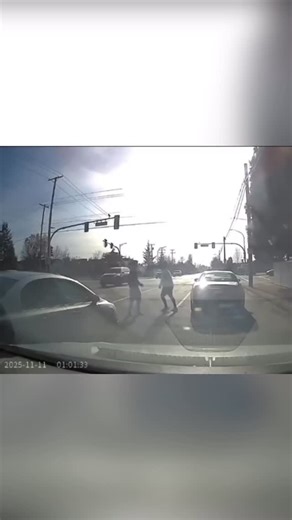 ⚠️ Road rage to full rollover in 3… 2… 1… A road-rage incident in Richmond, BC ended with one vehicle flipped onto its side — all captured on dash cam. According to Richmond RCMP, the two drivers stopped in the roadway and got into a physical altercation before returning to their vehicles. Moments later, the driver of a grey Honda Civic rammed the other car, causing his own vehicle to flip onto its side. The driver of the Civic was arrested at the scene, and charges are currently pending. 🎥 via