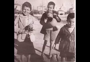 Κάλαντα μιας άλλης εποχής! Να τα πούμε Αφιερωμένο στους παππούδες και τις γιαγιάδες μας που κοντά μας ξαναγίνονται παιδιά . Καλημέρες παντού σε όλα τα χωριά μας! Χρόνια πολλά! Καλές γιορτές!📷📷📷 ΖΩΗ ΣΤΟ ΧΩΡΙΟ