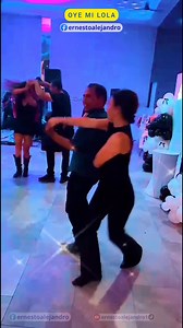 🎶 ¡LA LEYENDA DETRÁS DE "OYE MI LOLA" QUE NADIE TE CONTÓ! 🤫💣 ¿Estás listo para que tu cabeza explote? 🤯 Seguro has bailado "Oye mi Lola" de la Sonora Dinamita hasta que los pies te duelan. ¡Es un himno de fiesta! 🎉 Pero... ¿y si te dijera que el verdadero "secreto" de esta canción no es la fiesta, sino una historia de ¡ESPIONAJE MUSICAL y RIVALIDAD SECRETA?! 🕵️‍♂️🔥 ✨ LA VERDADERA BOMBA: ✨ Cuando la Sonora Dinamita grabó esta joya, ya había otras orquestas intentando "descifrar" su fórmula