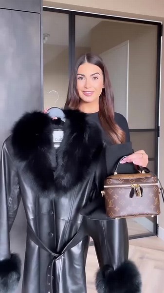 Leather and fur #cruellavirus #realfur #furtimes #sorrypeta #furpassion #fur #furvibes #furlover #furfashion#fashion