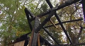 #Feuerteufel in Roding? Drei Brände innerhalb weniger Tage halten die Freiwillige Feuerwehr Stadt Roding e.V. auf Trab. Es hat erneut gebrannt, jetzt werden auch die beiden ersten Brände noch einmal genauer unter die Lupe genommen. Ein Zusammenhang wird nicht mehr ausgeschlossen. Reporterin Claudia Biermann war heute vor Ort. | TVA - Fernsehen für Ostbayern