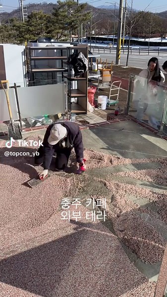 🟣⚪ 충주 카페 테라스 (퍼플핑크 밀크화이트 믹싱) 테라스처럼 외부와 맞닿은 공간은 바닥 선택 하나가 분위기를 크게 좌우합니다. 퍼플핑크와 밀크화이트 믹싱은 은은한 톤 조화가 좋아 카페 테라스의 전경을 부드럽게 잡아주는 색감입니다. 오늘도 탑콘플러스만의 방식으로 진행했습니다. 100% 손미장 시공으로 입자 하나하나가 눌리고 퍼지는 깊이는 기계가 만들 수 없습니다. 교반부터 마감까지 배과장이 직접 확인하며 균일한 면을 완성했습니다. 시공 타임랩스에 교반의 흐름 손미장의 리듬 마감의 결까지 담았습니다. 테라스의 공기가 어떻게 달라졌는지 영상을 통해 확인해보세요. 탑콘플러스는 다릅니다. ✔ 실내외 모두 시공 가능 ✔ 1~2일 내 신속한 시공 ✔ 시공 전 과정을 배과장 인스타에서 확인 가능 ✔ 리플렛 · 실물 샘플 발송 지원 ✔ 친환경 인증 자재 사용 ✔ 하자보수 보증보험 가입 ✔ 시공 2,000건 이상 경험의 전문팀 📩 상담 및 견적 문의 DM 또는 010-7738-9041 (쇼룸 방