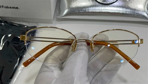 “人气王”Backbone！轻奢老钱风设计，金丝边镜框、金属镜架闪耀着淡淡光芒，上脸复古高级，满满港风味儿！镜框线条柔和，可以缩短中庭，提升面部流畅度！