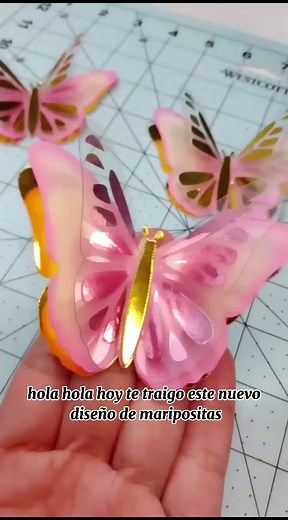 Tutorial Mariposas de Acetato 🦋 Esta vez les traigo esta nueva mariposita diseñada desde cero y elaborada con acetato, vinil adhesivo o también puedes usar cartulina espejo, papel canson o papel vegetal, cartulina espejo para la base y distress. Realmente quedan hermosas Créditos @magentascrap #papeleriacreativa #cursopapeleriacreativa #cursossilhouette #papeleria #partyideas #craftips #mariposas #tips #paleleriabonita #partyideas #caketopper #caketopper #papelariapersonalizada #empaque #impres