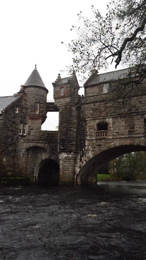 The Bridge House at Blackcraig Castle is a dramatic two‑storey gatehouse built over a bridge across the River Ardle, designed by Patrick Allan Fraser around 1870s. It features covered bridge architecture with gates at road level and keeper’s accommodation above, plus a spiral stair to manage access. It’s Category A‑listed for its unusual “picturesque fantasy” design and now functions as a stylish holiday let ✨🍂🏰🏴󠁧󠁢󠁳󠁣󠁴󠁿 . Visiting Edinburgh and Scotland? Get the most from your visit with