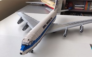 超过5000片乐高积木搭成的泛美航空公司707