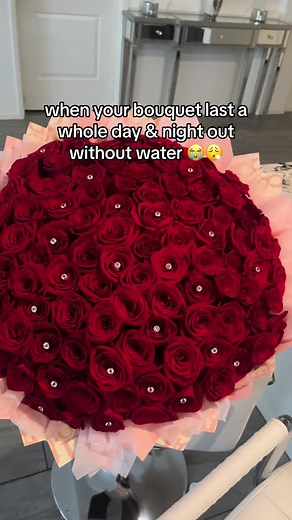 my mil left it out without any water going 2 days strong 😭💪 IG: @pinkgalsbouquets dont worry i put it in water for her #ramo #pov #florist #foryou #only