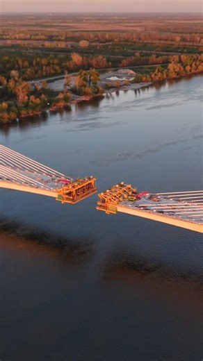 Spajanje mosta preko Dunava kod Novog Sada: Dron snimak iz vazduha (april 2026)