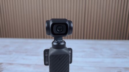 DJI Osmo Pocket 4: la gimbal camera tascabile cresce e ha nuovi controlli fisici