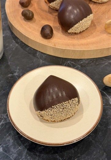 今回は見た目も可愛い栗のマドレーヌを作ってみました🌰マドレーヌが甘さ控えめなのでチョコでコーティングしてみてもしっとり美味しかったです🤤ぜひ作ってみてください！ 栗マドレーヌ【6個分】 ① 栗のマドレーヌ生地 〔材料〕 * 甘栗むいちゃいました…70g * 無塩バター…50g * 全卵…1個 * きび糖…40g * はちみつ…10g * 塩…少々 * 薄力粉…50g * ベーキングパウダー…2g * 牛乳…10ml * コーティングチョコ…50g * けしの実…適量 〔作り方〕 1. 甘栗むいちゃいましたを細かく刻む。(細かくと、粗めに) 2. 牛乳を加えて600wで30秒レンチンする。 3. スプーンかフォークで潰しながら混ぜる。 4. 無塩バターを電子レンジまたは湯せんで溶かし、少し冷ましておく。 5. ボウルに卵、きび糖、はちみつ、塩入れ、泡立て器でよく混ぜる。 6. 3を加えて混ぜる。 7. ふるった薄力粉とベーキングパウダーを加え、粉っぽさがなくなるまで混ぜる。 8. 溶かしバター加え、なめらかになるまで混ぜる。 9. 刻んだ甘栗を加え、全体に均一に混ぜる。 10. 生地