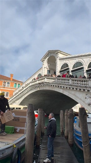 UN Hotel en venecia en fruente de Rialto. https://www.booking.com/hotel/it/rialto.it.html?label=fontana-trevi&aid=2391611&ucfs=1&checkin=2026-03-01&checkout=2026-03-02&dest_id=-132007&dest_type=city&group_adults=2&no_rooms=1&group_children=0&srpvid=6e7b7cd55eb90332&srepoch=1772387595&matching_block_id=8845901_91462583_0_1_0&atlas_src=sr_iw_title | ConociendoItalia.com