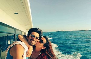 Mohit Sehgal and Sanaya Irani’s lovey-dovey moment on the seas will make your day! | Bollywood Life