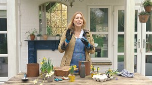 This seems like a Good Friday to share some Easter inspo with you!👀 💐🐣 Watch as Lynne Lambourne shows us how to make the perfect Easter table display to impress your friends and family this weekend. Easy to do, and helped along by some GARDENA tools! Try it for yourself, and don’t forget to tag us in your pictures! 📸 | GARDENA