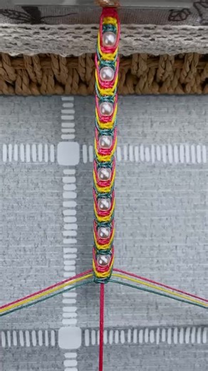 Instructions for tying a 3-color beaded bracelet in the middle #craft #diyhome #diy | Craft 1 Minute