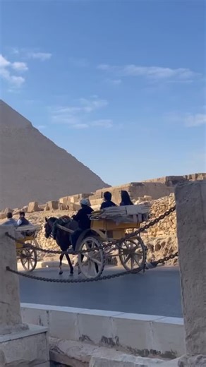 Het lijkt wel een sprookje: de piramides van Giza door de ogen van medereiziger @ayisigininmucizesi ! Wist je dat de grootste piramide wel 146 meter hoog is? Dat is 30