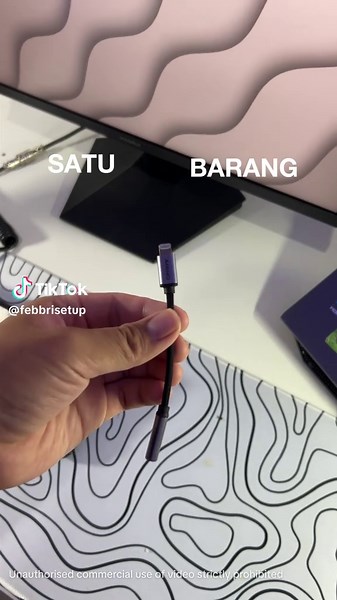 Masih pake headset kabel di iPhone? 👀 Tenang, ada solusi simpel dari AMINO 🔥 Adapter lightning to jack ini bikin kamu tetep bisa nikmatin audio tanpa ribet 🎧 Plug & play, suara jernih, no delay Kecil, simpel, tapi kepake tiap hari 😎 #AMINO #adapter #lighting #iphone