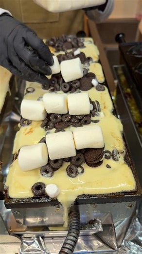 This street vendor just invented the ultimate dessert mashup. Taiyaki stuffed with Oreos, chocolate cereal, and giant marshmallows. Prepare for maximum gooeyness. | Chefclub Network