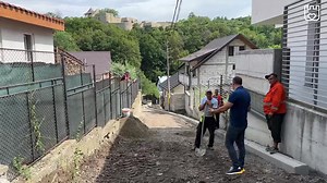 3.5M views · 31K reactions | Se lucrează pe strada Grădinilor, cea care va realiza accesul către Parcul Șipote, dar și cea de unde se vede extrem de frumos Cetatea de Scaun a Sucevei.  Din păcate, vorbim de o stradă foarte îngustă, cu o lățime între 2,5 și 3 m și o lungime de 159 de metri, care începe din str. Mirăuți și se termină la Parcul Șipote. Nu ne oprim aici, continuăm! #Suceava #Implicare #LH | Lucian Harșovschi | Facebook