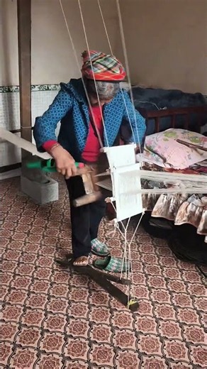 Mastering Traditional Handloom Weaving: Timeless Craftsmanship in Action!
