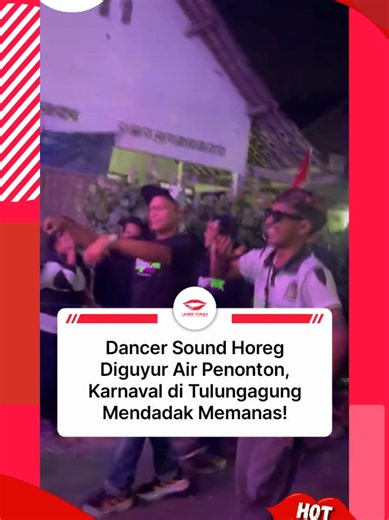 Diguyuuurr 👀 Suasana karnaval sound horeg di Desa Moyoketen, Boyolangu, Tulungagung, Minggu (30/8/2026) malam, mendadak tegang saat dancer Seto Bayu Aji tengah tampil. Di tengah kerumunan, Seto tiba-tiba diguyur air oleh seorang penonton. Rekaman lain juga memperlihatkan dugaan aksi pelemparan pasir sebelum situasi di lokasi memanas dan terjadi adu mulut hingga saling dorong. Video kejadian tersebut kemudian viral di media sosial. Penyebab pasti insiden dan pihak yang memulai keributan masih be