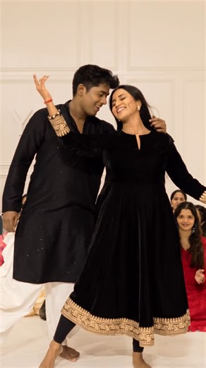 Vinayak Ghoshal on Instagram: "Chaap Tilak ❤️ #Vinyasha is back with another video @priyashamohanty ❤️🤌 Celebrating the sacred emotion of ‘Ishq’ in a very special tour! You don’t want to miss the #ishqtour Teaching Chaap Tilak ⬇️ BANGALORE 🗓️Sun, 16th Nov | 1.30-5.30pm 📍 @manifestbytmn Sarjapur WhatsApp on 9892652774 DELHI 🗓️Sun, 23rd Nov | 3-7pm 📍 @ifbcstudios Saket WhatsApp on 9892652774 HYDERABAD 🗓️Sat, 29th Nov | 4-7pm 📍 @lifedancestudio91 Banjara Hills WhatsApp on 9892652774 CHENNAI 