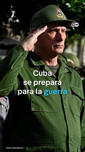 Díaz-Canel supervisa maniobras militares en Cuba ante la amenaza de Estados Unidos El presidente cubano encabezó ejercicios en La Habana con tanques, prácticas de tiro, defensa antiaérea y preparación frente a armas de destrucción masiva, en medio del auge de las tensiones con Estados Unidos. Este ejercicio es el tercero consecutivo dedicado a la defensa nacional, tras la operación estadounidense en Venezuela del 3 de enero, que dejó 32 soldados cubanos muertos. | DW Español