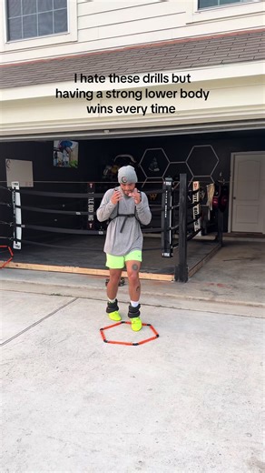 When it comes to boxing I believe in having strong thighs and lower body in general. My butt it slow but I will be fast eventually! Book your sessions I’m trying to stay busy this year !! #boxing🥊 #conroetx #fyp #trending #legday