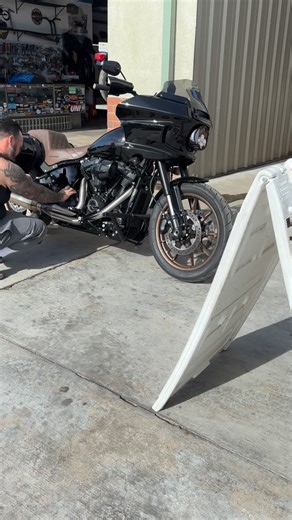 Fast Lane Cycles on Instagram: "New year new bikes all around! I have evos and a shovelhead fxr but m8 is the only way to fly Screamin eagle heads and 66mm throttle body Rocket 128” big bore kit @sscycle piston oilers, cam plate and oil pump, .550 cam, oil pressure relief valve and head breathers @traskperformance clutch pressure plate upgrade and transmission cover breather @vanceandhines propipe @thundermaxefi @ultracoolfl Flo oil filter @factory_47 bars #harleydavidson #m8 #baggernation #perr