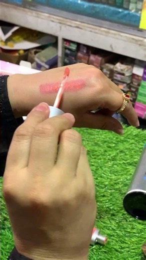 2 Waterproof Lip Gloss Mix Hack #WaterproofLipGloss #lipstick #mahrozmakeup #makeuphacks #shorts