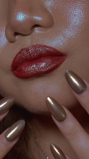 How To: Glitter Lips 💋 Level up your #IconVelvet Liquid Lipstick game with #DiamondBomb All-Over Diamond Veil ✨ First apply #IconVelvet in ‘Fiyaproof’ ♥️ all over the lips 👉🏼 then top with #DiamondBomb in ‘How Many Carats?!’ 💎 This is the glitzy, glam lip combo of our holla’day season dreams ☁️ Cop this duo at fentybeauty.com and @ultabeauty 😘 | fentybeauty